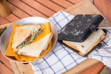 Lade das Bild in den Galerie-Viewer, Sandwicheisen (kurz) - Der Sandwich-Toaster für die Draußen-Küche.

